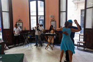 Descubre la música dominicana en Punta Cana: Merengue, bachata y más